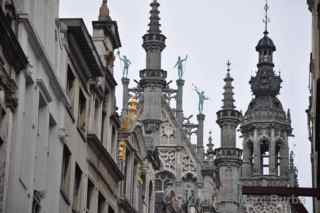 brussels museum statues