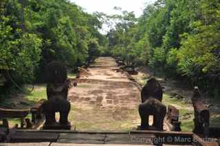 Banteay Samre causeway